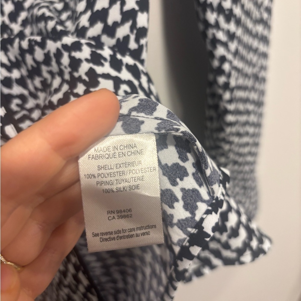 Theory Silk Printed Button-Front Long Sleeve Blouse in Black/White (Size S) - Picture 3 of 8